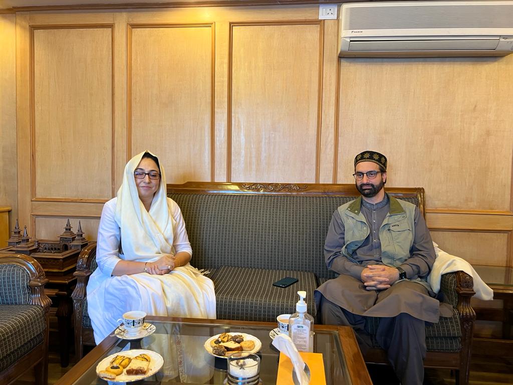 'Waqf Chairperson Dr Darakhshan Andrabi reached Mirwaiz's residence and congratulate him'